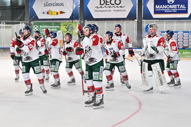 Dolomitencup 2026; Eisbären Berlin - Augsburger Panther; 23.08.2026 NEUMARKT, ITALY - 23. AUGUST: im Bild die Spieler der Panther die sich bei den Fans bedanken nach dem Testspiel zwischen den Eisbären Berlin und den Augsburger Panthern beim Dolomitencup in der Würth Arena Neumarkt *** Dolomites Cup 2026 Eisbären Berlin vs. Augsburger Panther August 23, 2026 NEUMARKT, ITALY, August 23. Pictured: Panther players thanking the fans after the exhibition game between the Eisbären Berlin and the Augsburger Panther at the Dolomites Cup in the Würth Arena in Neumarkt. Copyright: xBEAUTIFULxSPORTS Goldbergx