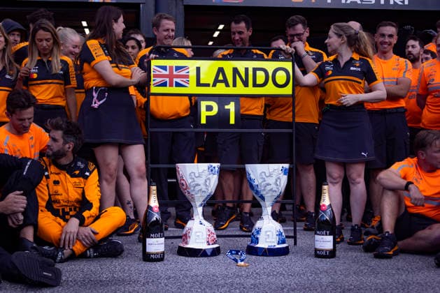 Formula 1 Heineken Dutch Grand Prix 2026 Grégoire PLACCA OVERTAKE MAXPPP - Zandvoort 23 08 2026 01 NORRIS Lando (gbr), McLaren Mastercard F1 Team, P1 team and mechanics with trophy for celebration post-race at the Formula 1 Heineken Dutch Grand Prix 2026, the 12th round of the 2026 FIA Formula 1 World Championship, WM, Weltmeisterschaft at Circuit Zandvoort in Zandvoort, Netherlands, from 20 to 23 August 2026 Zandvoort Circuit Zandvoort Netherlands  Copyright: xOVERTAKE MAXPPPxGrégoirexPLACCAx OVT202608236789 OVT202608236789