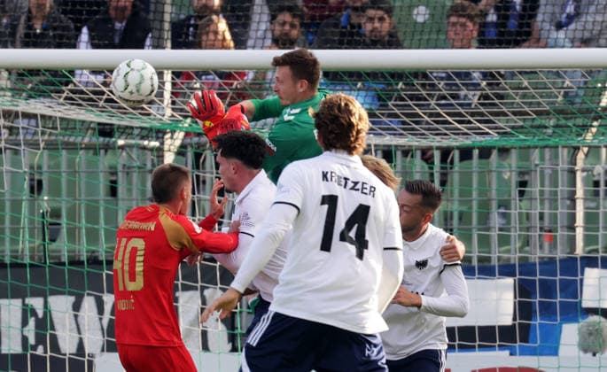 Markus Schubert (SC Paderborn 07) rettet vor Kilian Skolik (Luebeck) Fussball, Saison 2026 2027, Maenner, Herren, DFB Pokal, 1. Hauptrunde, Stadion Lohmuehle, Phoenix Luebeck gegen SC Paderborn, 2-4 DFL REGULATIONS PROHIBIT ANY USE OF PHOTOGRAPHS AS IMAGE SEQUENCES AND OR QUASI-VIDEO. *** Markus Schubert of SC Paderborn 07 makes a save against Kilian Skolik of Lübeck, 2026–2027 season, Men, Men’s, DFB Cup, 1st Round, Lohmühle Stadium, Phoenix Lübeck vs. SC Paderborn, 2–4 DFL REGULATIONS PROHIBIT ANY USE OF PHOTOGRAPHS AS IMAGE SEQUENCES AND OR QUASI-VIDEO