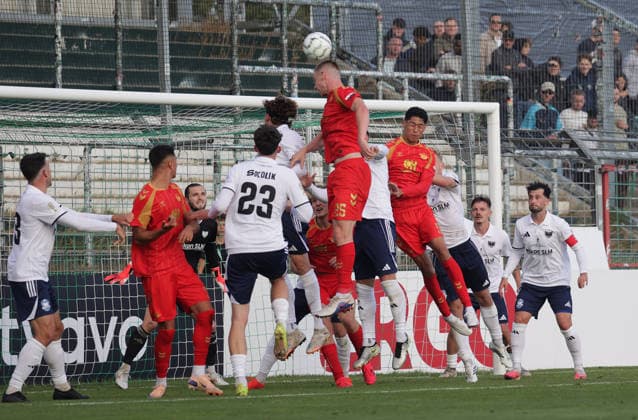 Kopfball Tjark Scheller (SC Paderborn 07) 25 Fussball, Saison 2026 2027, Maenner, Herren, DFB Pokal, 1. Hauptrunde, Stadion Lohmuehle, Phoenix Luebeck gegen SC Paderborn, 2-4 DFL REGULATIONS PROHIBIT ANY USE OF PHOTOGRAPHS AS IMAGE SEQUENCES AND OR QUASI-VIDEO. *** Header by Tjark Scheller, SC Paderborn 07, 25 Soccer, 2026–2027 season, Men, DFB Cup, First Round, Lohmühle Stadium, Phoenix Lübeck vs. SC Paderborn, 2-4. DFL regulations prohibit any use of photographs as image sequences and or quasi-video.