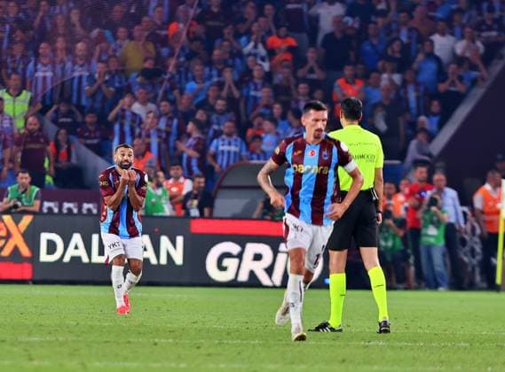 Trabzonspor v Basaksehir - Turkish Super Lig TRABZON, TURKIYE - AUGUST 23:Mohammed Salah (L) of Trabzonspor reacts to referee during the Turkish Super Lig week 2 football match between Trabzonspor and Istanbul Basaksehir at Papara Park in Trabzon, Turkiye on August 23, 2026. Hamza Onder Kuloglu Anadolu Trabzon Turkey. Editorial use only. Please get in touch for any other usage.  Copyright: x2026xAnadoluxHamzaxOnderxKuloglux