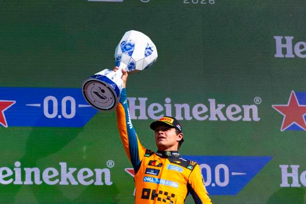 Formula 1 Heineken Dutch Grand Prix 2026 Grégoire PLACCA OVERTAKE MAXPPP - Zandvoort 23 08 2026 01 NORRIS Lando (gbr), McLaren Mastercard F1 Team, portrait with trophy on the podium for celebration at the Formula 1 Heineken Dutch Grand Prix 2026, the 12th round of the 2026 FIA Formula 1 World Championship, WM, Weltmeisterschaft at Circuit Zandvoort in Zandvoort, Netherlands, from 20 to 23 August 2026 Zandvoort Circuit Zandvoort Netherlands  Copyright: xOVERTAKE MAXPPPxGrégoirexPLACCAx OVT202608236838 OVT202608236838