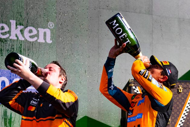 Formula 1 Heineken Dutch Grand Prix 2026 Grégoire PLACCA OVERTAKE MAXPPP - Zandvoort 23 08 2026 01 NORRIS Lando (gbr), McLaren Mastercard F1 Team, portrait with engineer for champagne celebration on podium at the Formula 1 Heineken Dutch Grand Prix 2026, the 12th round of the 2026 FIA Formula 1 World Championship, WM, Weltmeisterschaft at Circuit Zandvoort in Zandvoort, Netherlands, from 20 to 23 August 2026 Zandvoort Circuit Zandvoort Netherlands  Copyright: xOVERTAKE MAXPPPxGrégoirexPLACCAx OVT202608236854 OVT202608236854
