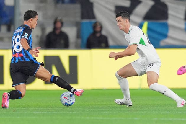 Atalanta s Giacomo Raspadori fights for the ball with Sassulo s Cas Odenthal during the Serie A soccer match between Atalanta and Sassuolo the New Balance Arena in Bergamo, north Italy - Sunday , August 23 , 2026. - Soccer  Copyright: xSpada LaPressex