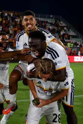 Lecce™s Olaf Gorter 28 celebration in the end during the Serie A soccer match between Venezia FC and US Lecce in the Pier Luigi Penzo Stadium di Venice,north east Italy - August 23, 2026. - Soccer  Copyright: xPaolaxGarbuio LaPressex