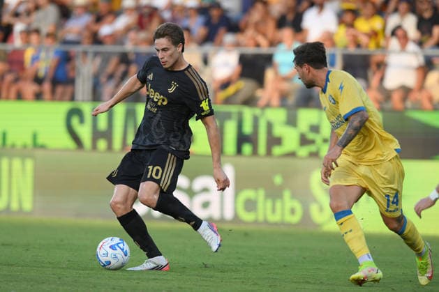 Frosinone Calcio v Juventus - Serie A FROSINONE, ITALY - AUGUST 23 : Kenan Yildiz (L) of Juventus F C in action during the Serie A soccer match between Frosinone and Juventus Stadio Benito Stirpe on August 23, 2026 in Frosinone, Italy. Claudio Pasquazi Anadolu Frosinone Italy. Editorial use only. Please get in touch for any other usage.  Copyright: x2026xAnadoluxClaudioxPasquazix