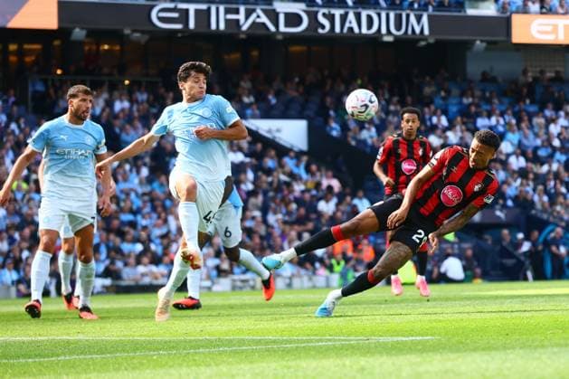 Daniel Jebbison of AFC Bournemouth has his header saved by Gianluigi Donnarumma of Manchester City Manchester City v AFC Bournemouth, Premier League Football, Football, Etihad Stadium, Manchester, UK - 23 Aug 2026Manchester Etihad Stadium United Kingdom EDITORIAL USE ONLY No use with unauthorised audio, video, data, fixture lists, club league logos or live services. Online in-match use limited to 120 images, no video emulation. No use in betting, games or single club league player publications.  Copyright: xPaulxCurrie Shutterstockx 17112312dj