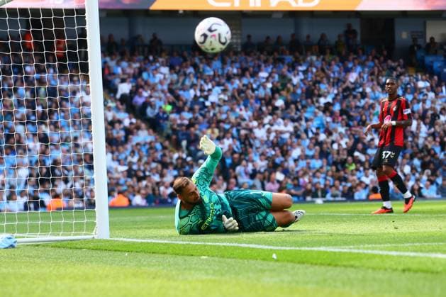 Daniel Jebbison of AFC Bournemouth has his header saved by Gianluigi Donnarumma of Manchester City Manchester City v AFC Bournemouth, Premier League Football, Football, Etihad Stadium, Manchester, UK - 23 Aug 2026Manchester Etihad Stadium United Kingdom EDITORIAL USE ONLY No use with unauthorised audio, video, data, fixture lists, club league logos or live services. Online in-match use limited to 120 images, no video emulation. No use in betting, games or single club league player publications.  Copyright: xPaulxCurrie Shutterstockx 17112312dl