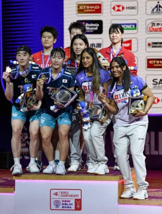 2026 BWF World Championships: Medallists of Women s Doubles New Delhi, Aug 23 (ANI): China s Liu Sheng Shu and Tan Ning (Silver), South Korea s Baek Ha-na and Lee So Hee (Gold), China s Li Yi Jing and Luo Xu Min (Bronze), and India s Treesa Jolly and Gayatri Gopichand Pullela (Bronze) from the women s doubles category stand on the podium with their medals at the BWF World Championships at Indira Gandhi Indoor Stadium, in New Delhi on Sunday. NEW DELHI Delhi India Copyright: xANIx ANI_20260823254