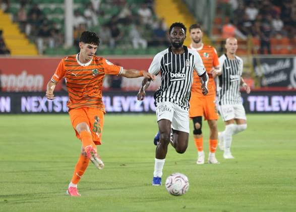 Alanyaspor v Besiktas - Turkish Super Lig ANTALYA, TURKIYE - AUGUST 23: Besiktas player Wilfred Ndidi (R) competes with an opponent during the Turkish Super Lig 2nd week match between Corendon Alanyaspor and Besiktas at Alanya Oba Stadium in Antalya, Turkiye on August 23, 2026. Fatih Hepokur Anadolu Antalya Turkey. Editorial use only. Please get in touch for any other usage.  Copyright: x2026xAnadoluxFatihxHepokurx