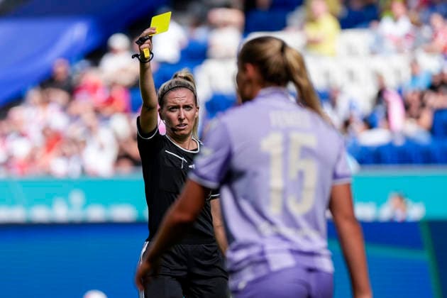 v.li.: Julia Boike (Schiedsrichterin) zeigt Martine Trollsas Fenger (TSG, 15) die Gelbe Karte, Verwarnung, yellow card, Action, Aktion, Spielszene, 23.08.2026, Sinsheim (Deutschland), Fussball, Google Pixel Frauen-Bundesliga, TSG 1899 Hoffenheim - VfB Stuttgart, DFB DFL REGULATIONS PROHIBIT ANY USE OF PHOTOGRAPHS AS IMAGE SEQUENCES AND OR QUASI-VIDEO. *** From left: Referee Julia Boike shows Martine Trollsas Fenger (TSG, No. 15) a yellow card, warning, yellow card, action, play, match scene, August 23, 2026, Sinsheim, Germany, soccer, Google Pixel Women’s Bundesliga, TSG 1899 Hoffenheim vs. VfB Stuttgart, DFB and DFL regulations prohibit any use of photographs as image sequences and or quasi-video xozx