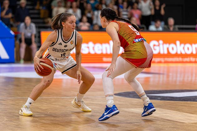 GOETTINGEN, GERMANY - AUGUST 23: Britta Daub (Germany, 19) with ball against Agnes Studer (Hungary, 9) during the exhibition game, match between Germany vs. Hungary at Sparkassen-Arena on August 23, 2026 in Goettingen, Germany. Lower Saxony Germany Copyright: xBEAUTIFULxSPORTS Freudensteinx