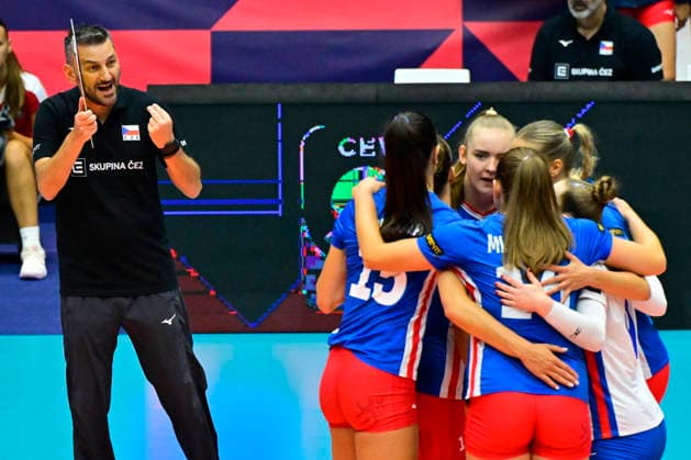 Ioannis Athanasopulos, coach of Czech Republic (left) in action during the Women s European Volleyball Championships Group B match Czech Republic vs Serbia, in Brno, Czech Republic, on August 23, 2026. (CTKxPhoto VaclavxSalek) CTKPhotoP2026082305729  CTKPhotoP2026082305729