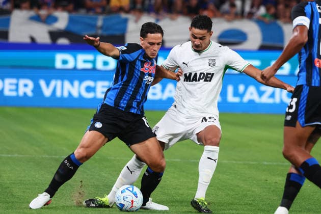 August 23, 2026, Bergamo, Lombardia: Atalanta s Giacomo Raspadori and Sassuolo s Simone Cinquegrano during the Italian Serie A soccer match Atalanta BC vs Sassuolo Calcio at the New Balance Arena in Bergamo, Italy, 23 August 2026. ANSA MICHELE MARAVIGLIA. Soccer: Serie A; Atalanta-Sassuolo  - ZUMAa110 20260823_zaf_a110_040 Copyright: xMichelexMaravigliax