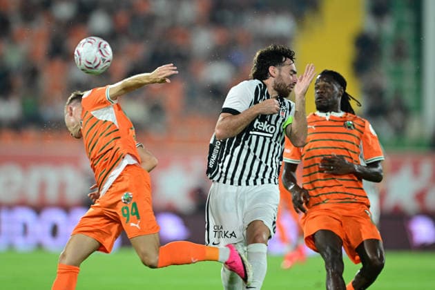 Alanyaspor v Besiktas - Turkish Super Lig ANTALYA, TURKIYE - AUGUST 23: Besiktas player Orkun Kokcu (C) competes with opponents during the Turkish Super Lig 2nd week match between Corendon Alanyaspor and Besiktas at Alanya Oba Stadium in Antalya, Turkiye on August 23, 2026. Orhan Cicek Anadolu Antalya Turkey. Editorial use only. Please get in touch for any other usage.  Copyright: x2026xAnadoluxOrhanxCicekx