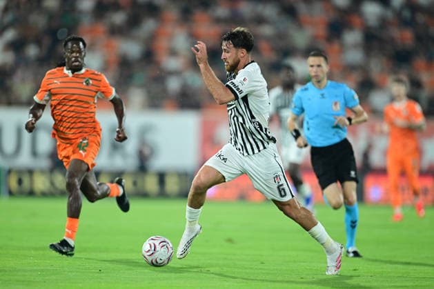 Alanyaspor v Besiktas - Turkish Super Lig ANTALYA, TURKIYE - AUGUST 23: Besiktas player Salih Ozcan (6) competes with opponents during the Turkish Super Lig 2nd week match between Corendon Alanyaspor and Besiktas at Alanya Oba Stadium in Antalya, Turkiye on August 23, 2026. Orhan Cicek Anadolu Antalya Turkey. Editorial use only. Please get in touch for any other usage.  Copyright: x2026xAnadoluxOrhanxCicekx