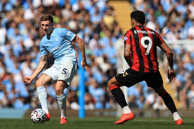23rd August 2026; Etihad Stadium, Manchester, Lancashire, England; Premier League Football, Manchester City versus AFC Bournemouth; Elliot Anderson of Manchester City passes the ball under pressure from Evanilson of Bournemouth DavidxBlunsden