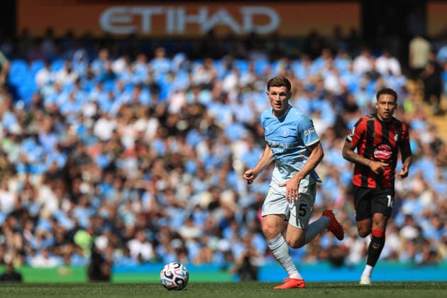 23rd August 2026; Etihad Stadium, Manchester, Lancashire, England; Premier League Football, Manchester City versus AFC Bournemouth; Elliot Anderson of Manchester City runs with the ball DavidxBlunsden