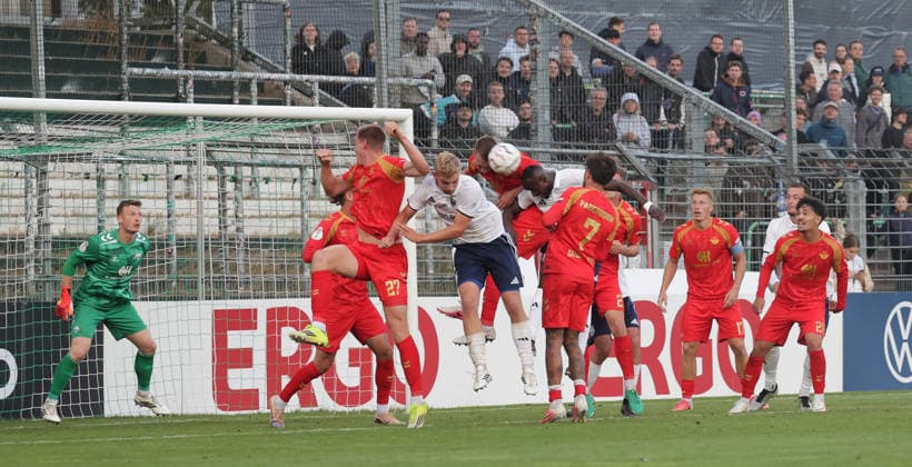 Gefahr im Paderborner Strafraum, Kopfball durch Luebecks Ousman Touray Fussball, Saison 2026 2027, Maenner, Herren, DFB Pokal, 1. Hauptrunde, Stadion Lohmuehle, Phoenix Luebeck gegen SC Paderborn, 2-4 DFL REGULATIONS PROHIBIT ANY USE OF PHOTOGRAPHS AS IMAGE SEQUENCES AND OR QUASI-VIDEO. *** Danger in Paderborn’s penalty area: a header by Lübeck’s Ousman Touray. Soccer, 2026–2027 season, Men, DFB Cup, 1st Round, Lohmühle Stadium, Phoenix Lübeck vs. SC Paderborn, 2:4 DFL regulations prohibit any use of photographs as image sequences and or quasi-video