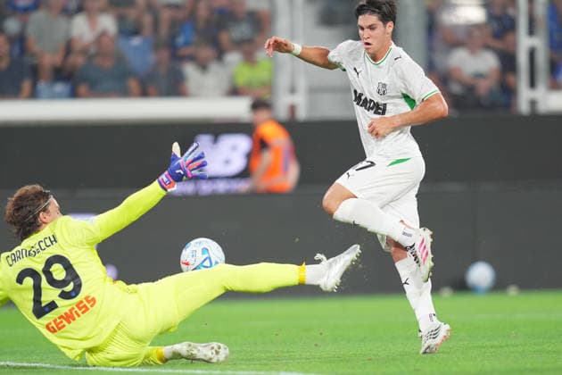 Atalanta s Marco Carnesecchi fights for the ball with Sassulo s Vasilije Adzic during the Serie A soccer match between Atalanta and Sassuolo the New Balance Arena in Bergamo, north Italy - Sunday , August 23 , 2026. - Soccer  Copyright: xSpada LaPressex
