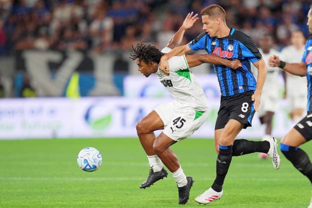 Atalanta s Mario Pasalic fights for the ball with Sassulo s Armand Lauriente during the Serie A soccer match between Atalanta and Sassuolo the New Balance Arena in Bergamo, north Italy - Sunday , August 23 , 2026. - Soccer  Copyright: xSpada LaPressex