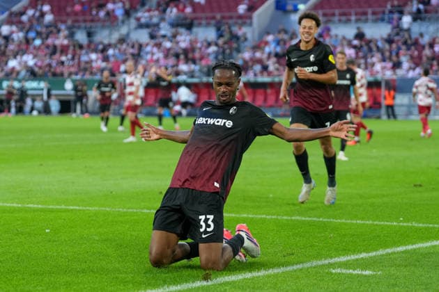 Jordy Makengo (SC Freiburg, 33) Torjubel, Emotionen, Torschuss, Abschluss, Torerfolg, Tor, Treffer , Deutschland, Fußball, 1. Runde, DFB Pokal, 2026 2027, Fortuna Düsseldorf vs. SC Freiburg, 23.08.2026, Merkur Spiel-Arena, Düsseldorf Düsseldorf Merkur Spiel-Arena Nordrhein-Westfalen Deutschland *** Jordy Makengo, SC Freiburg, 33 goal celebration, emotions, shot on goal, finish, goal scored, goal, hit, Germany, soccer, Round 1, DFB Cup, 2026–2027, Fortuna Düsseldorf vs. SC Freiburg, August 23, 2026, Merkur Spiel Arena, Düsseldorf, Düsseldorf, Merkur Spiel Arena, North Rhine-Westphalia, Germany Copyright: xArnexAmbergx