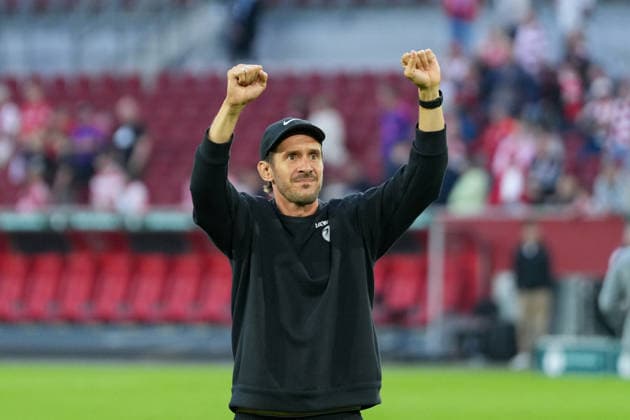 Julian Schuster (SC Freiburg, Trainer) Die Mannschaft bedankt sich bei den Fans und Ultras nach dem Spiel , Deutschland, Fußball, 1. Runde, DFB Pokal, 2026 2027, Fortuna Düsseldorf vs. SC Freiburg, 23.08.2026, Merkur Spiel-Arena, Düsseldorf Düsseldorf Merkur Spiel-Arena Nordrhein-Westfalen Deutschland *** Julian Schuster, SC Freiburg, Coach: The team thanks the fans and ultras after the game, Germany, Soccer, 1st Round, DFB Cup, 2026–2027, Fortuna Düsseldorf vs. SC Freiburg, August 23, 2026, Merkur Spiel Arena, Düsseldorf, North Rhine-Westphalia, Germany Copyright: xArnexAmbergx
