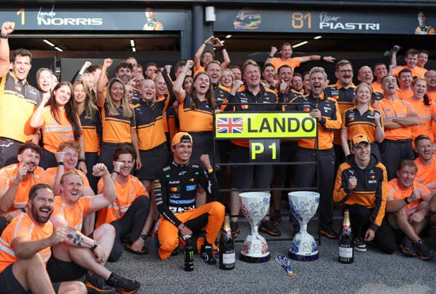 August 23, 2026, Zandvoort, Kaohsiung City, Netherlands: LANDO NORRIS and members of McLaren F1 Team make celebratory victory gestures together following the 2026 Formula 1 Dutch Grand Prix. Zandvoort Netherlands - ZUMAh201 20260823_zsp_h201_096 Copyright: xYichinxHoux