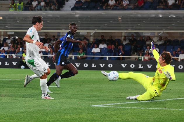 August 23, 2026, Bergamo, Lombardia: Atalanta s Marco Carnesecchi saves during the Italian Serie A soccer match Atalanta BC vs Sassuolo Calcio at the New Balance Arena in Bergamo, Italy, 23 August 2026. ANSA MICHELE MARAVIGLIA. Soccer: Serie A; Atalanta-Sassuolo  - ZUMAa110 20260823_zaf_a110_046 Copyright: xMichelexMaravigliax
