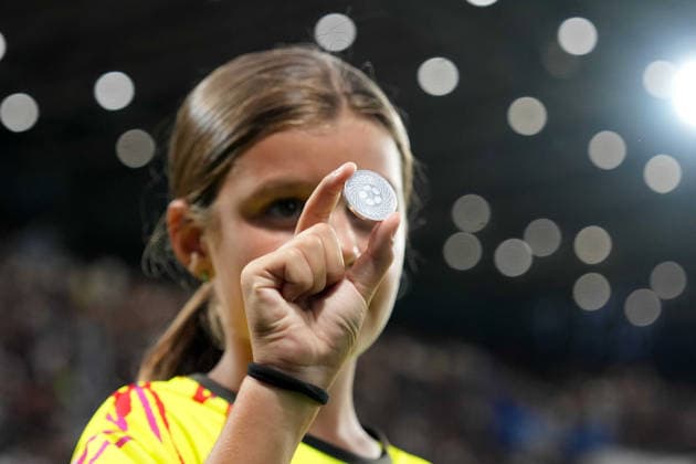 A girl carries the official ball during the Serie A soccer match between Atalanta and Sassuolo the New Balance Arena in Bergamo, north Italy - Sunday , August 23 , 2026. - Soccer  Copyright: xSpada LaPressex