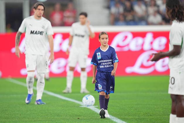 A girl carries the official ball during the Serie A soccer match between Atalanta and Sassuolo the New Balance Arena in Bergamo, north Italy - Sunday , August 23 , 2026. - Soccer  Copyright: xSpada LaPressex