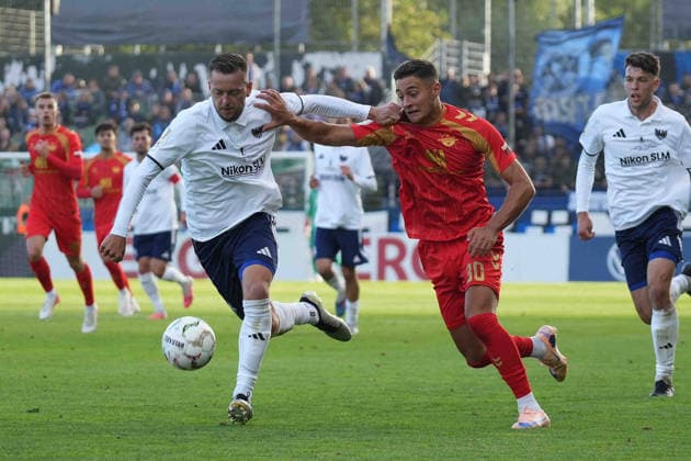 Fußball I Herren I Saison 2026-2027 I DFB-Pokal I 1. Runde I 1. FC Phönix Lübeck - SC Paderborn 07 I 23.08.2026 Jannes Vollert (3, 1. FC Phönix Lübeck) und Stefano Marino (30, SC Paderborn 07) im Zweikampf Lübeck Stadion an der Lohmühle Schleswig-Holstein Deutschland *** Soccer I Men s I 2026–2027 Season I DFB Cup I First Round I 1 FC Phönix Lübeck vs. SC Paderborn 07 I August 23, 2026 Jannes Vollert 3, 1 FC Phönix Lübeck and Stefano Marino 30, SC Paderborn 07 in a tackle at Lübeck’s Stadion an der Lohmühle, Schleswig-Holstein, Germany Copyright: xLobeca MaschaxHolmx