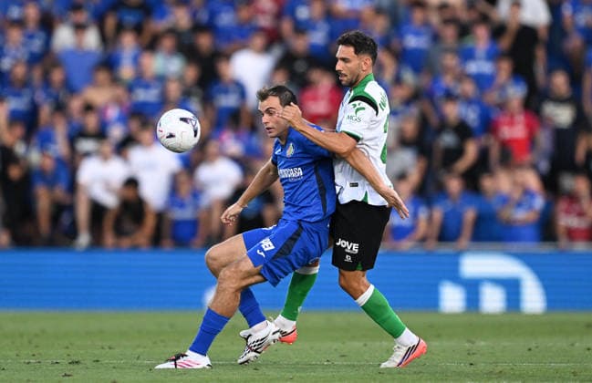 Getafe v Racing de Santander - La Liga MADRID, SPAIN - AUGUST 23: Ivan Martin (R) of Racing de Santander in action against Francho Serrano Gracia (L) of Getafe during the La Liga 2nd week football match between Getafe and Real Racing Club Santander at Coliseum Alfonso Perez Stadium in Madrid, Spain on August 23, 2026. Burak Akbulut Anadolu Madrid Spain. Editorial use only. Please get in touch for any other usage.  Copyright: x2026xAnadoluxBurakxAkbulutx