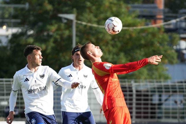 Fußball I Herren I Saison 2026-2027 I DFB-Pokal I 1. Runde I 1. FC Phönix Lübeck - SC Paderborn 07 I 23.08.2026 Gabriel Vidovic (40, SC Paderborn 07) nimmt den Ball per Kopf an Lübeck Stadion an der Lohmühle Schleswig-Holstein Deutschland *** Soccer Men s 2026–2027 Season DFB Cup 1st Round 1. FC Phönix Lübeck vs. SC Paderborn 07 August 23, 2026 Gabriel Vidovic 40, SC Paderborn 07 heads the ball at Lübeck Stadion an der Lohmühle, Schleswig-Holstein, Germany Copyright: xLobeca MaschaxHolmx