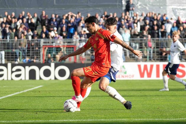 Fußball I Herren I Saison 2026-2027 I DFB-Pokal I 1. Runde I 1. FC Phönix Lübeck - SC Paderborn 07 I 23.08.2026 Raphael Obermair (23, SC Paderborn 07) und Janis Farr (28, 1. FC Phönix Lübeck) im Zweikampf Lübeck Stadion an der Lohmühle Schleswig-Holstein Deutschland *** Soccer I Men s I 2026–2027 Season I DFB Cup I First Round I 1 FC Phönix Lübeck vs. SC Paderborn 07 I August 23, 2026 Raphael Obermair 23, SC Paderborn 07 and Janis Farr (28), 1 FC Phönix Lübeck, in a tackle at Lübeck’s Stadion an der Lohmühle, Schleswig-Holstein, Germany Copyright: xLobeca MaschaxHolmx
