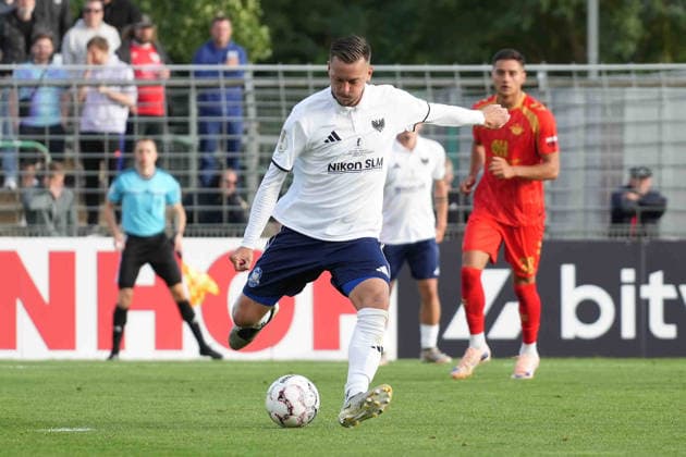 Fußball I Herren I Saison 2026-2027 I DFB-Pokal I 1. Runde I 1. FC Phönix Lübeck - SC Paderborn 07 I 23.08.2026 Jannes Vollert (3, 1. FC Phönix Lübeck) schießt den Ball Lübeck Stadion an der Lohmühle Schleswig-Holstein Deutschland *** Soccer I Men s I 2026–2027 Season I DFB Cup I First Round I 1 FC Phönix Lübeck vs. SC Paderborn 07 I August 23, 2026 Jannes Vollert 3, 1 FC Phönix Lübeck kicks off at Lübeck’s Stadion an der Lohmühle in Schleswig-Holstein, Germany Copyright: xLobeca MaschaxHolmx