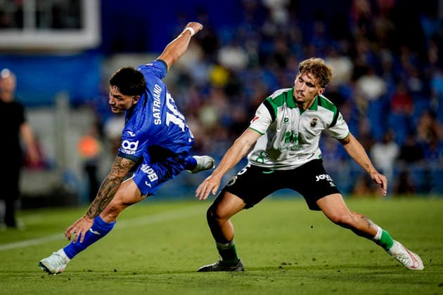 August 23, 2026, Getafe, Madrid, Spain: Martin Satriano of Getafe CF and Pablo Ramon of Real Racing Club in action during the Spanish League, LaLiga EA Sports, football match played between Getafe CF and Real Racing Club de Santander at Coliseum de Getafe stadium on August 23, 2026, in Getafe, Madrid, Spain. Getafe CF V Real Racing Club De Santander - LaLiga EA Sports  - ZUMAa181 20260823_zaa_a181_154 Copyright: xAngelxPerezxMecax