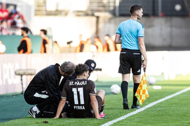 DFB-Pokal, 2026 2027, 1. Runde: Rot-Weiss Essen - FC St. Pauli; 23.08.2026 Arkadiusz Pyrka (FC St. Pauli, 11) sitzt auf dem Rasen. Der Spieler bekommt medizinische Hilfe nach er Zweikampf. DFB-Pokal, 2026 2027, 1. Runde: Rot-Weiss Essen - FC St. Pauli; Stadion an der Hafenstraße, Essen; 23.08.2026 DFB regulations prohibit any use of photographs as image sequences and or quasi video. *** DFB Cup, 2026–2027, First Round: Rot-Weiss Essen vs. FC St. Pauli, August 23, 2026. Arkadiusz Pyrka of FC St. Pauli, No. 11, is sitting on the field. The player is receiving medical attention after a tackle. DFB Cup, 2026–2027, First Round: Rot-Weiss Essen vs. FC St. Pauli, Stadion an der Hafenstraße, Essen, August 23, 2026. DFB regulations prohibit any use of photographs as image sequences and or quasi-video. Copyright: xBEAUTIFULxSPORTS Buriakovx