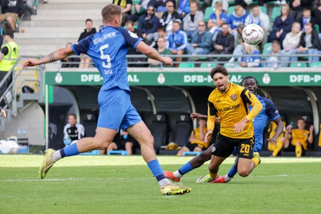 23.08.2026, xgrfx, Fussball DFB Pokal 1.Runde, SV Westfalia Rhynern - Dynamo Dresden v.l. Philipp Ratz (SV Westfalia Rhynern), Ben Bobzien (Dynamo Dresden), Elias Opoku (SV Westfalia Rhynern) (DFL DFB REGULATIONS PROHIBIT ANY USE OF PHOTOGRAPHS as IMAGE SEQUENCES and or QUASI-VIDEO) Münster *** August 23, 2026, xgrfx, Soccer DFB Cup 1st Round, SV Westfalia Rhynern vs. Dynamo Dresden, Philipp Ratz (SV Westfalia Rhynern), Ben Bobzien, Dynamo Dresden, Elias Opoku, SV Westfalia Rhynern. DFL and DFB regulations prohibit any use of photographs as image sequences and or quasi-video. Münster