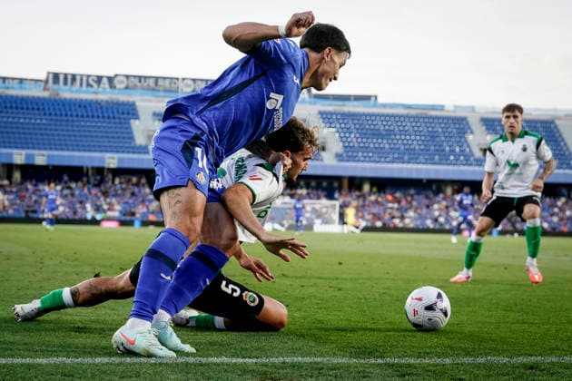 August 23, 2026, Getafe, Madrid, Spain: Martin Satriano of Getafe CF and Pablo Ramon of Real Racing Club in action during the Spanish League, LaLiga EA Sports, football match played between Getafe CF and Real Racing Club de Santander at Coliseum de Getafe stadium on August 23, 2026, in Getafe, Madrid, Spain. Getafe Spain - ZUMAa181 20260823_zaa_a181_137 Copyright: xAngelxPerezxMecax