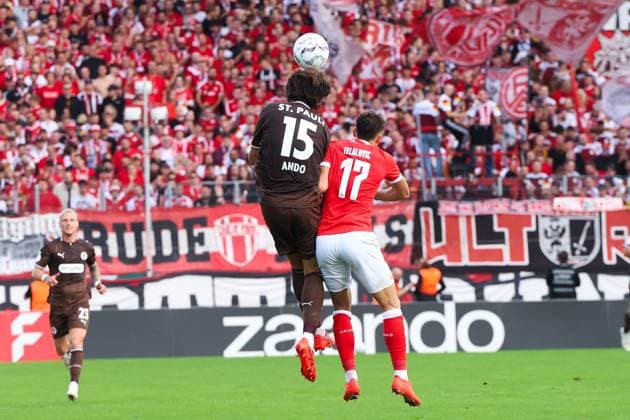 Semir Telalovi? ( 17; Rot-Weiss Essen) und ein Spieler des FC St. Pauli mit der Rückennummer 15 springen zum Kopfball im Stadion an der Hafenstraße vor der rot-weißen Fankurve. Der Ball befindet sich im Moment des Aufpralls direkt über den Köpfen der beiden Kontrahenten. Semir Telalovi? ( 17; Rot-Weiss Essen) im Kopfballduell gegen FC St. Pauli *** Semir Telalovi (No. 17, Rot-Weiss Essen) and an FC St. Pauli player (No. 15) leap for a header at the Stadion an der Hafenstraße in front of the Rot-Weiss fan section. At the moment of impact, the ball is directly above the heads of the two opponents: Semir Telalovi (No. 1)7 of Rot-Weiss Essen in a header duel against FC St. Pauli Copyright: xRuhr.Pottraitx