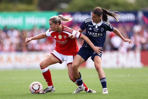 Arsenal v Paris FC Women 23 August 2026, Borehamwood - Pre Season Friendly - Arsenal v Paris FC Women - Alessia Russo of Arsenal and Anaele Le Moguedec of Paris FC - Photo: Jacques Feeney Offside. Borehamwood UK *** Arsenal gegen Paris FC Women, 23. August 2026, Borehamwood – Vorbereitungsspiel: Arsenal gegen Paris FC Women. Alessia Russo von Arsenal und Anaele Le Moguedec vom Paris FC. Foto: Jacques Feeney. Abseits. Borehamwood, Großbritannien  Copyright: xJacquesxFeeneyx xOffsidexOffside