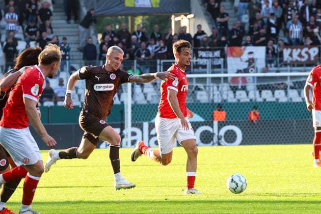 Louis Oppie vom FC St. Pauli und Marvin Obuz ( 10; Rot-Weiss Essen) liefern sich einen intensiven Zweikampf im Stadion an der Hafenstraße in Essen. Im Hintergrund verfolgen zahlreiche Zuschauer die Szene, der Ball liegt im rechten Bildbereich. Louis Oppie und Marvin Obuz ( 10; Rot-Weiss Essen) im Zweikampf *** Louis Oppie of FC St. Pauli and Marvin Obuz (No. 10) of Rot-Weiss Essen are locked in a fierce tackle at the Stadion an der Hafenstraße in Essen. In the background, numerous spectators are watching the action; the ball is in the right-hand part of the frame. Louis Oppie and Marvin Obuz (No. 10) of Rot-Weiss Essen are locked in a tackle. Copyright: xRuhr.Pottraitx