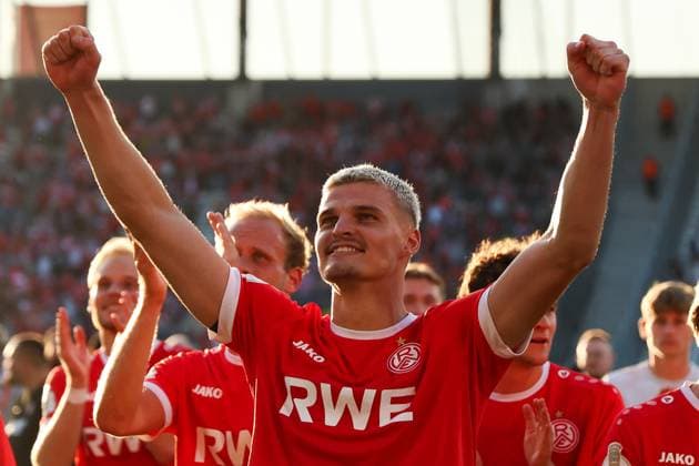 Marek Janssen reißt beide Fäuste in die Höhe und feiert mit seinen Teamkollegen von Rot-Weiss Essen vor den Fans im Stadion an der Hafenstraße. Die gesamte Mannschaft applaudiert und jubelt gemeinsam in Richtung der Zuschauer. Marek Janssen ( 20; Rot-Weiss Essen) jubelt mit erhobenen Fäusten *** Marek Janssen raises both fists in the air and celebrates with his Rot Weiss Essen teammates in front of the fans at the stadium on Hafenstraße. The entire team applauds and cheers together toward the spectators. Marek Janssen 20 of Rot Weiss Essen cheers with his fists raised. Copyright: xRuhr.Pottraitx