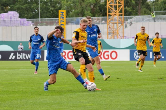 23.08.2026, xgrfx, Fussball DFB Pokal 1.Runde, SV Westfalia Rhynern - Dynamo Dresden v.l. Keanu Disaku (SV Westfalia Rhynern), Jonas Sterner (Dynamo Dresden) (DFL DFB REGULATIONS PROHIBIT ANY USE OF PHOTOGRAPHS as IMAGE SEQUENCES and or QUASI-VIDEO) Münster *** August 23, 2026, xgrfx, Soccer, DFB Cup 1st Round, SV Westfalia Rhynern vs. Dynamo Dresden, Keanu Disaku, SV Westfalia Rhynern, Jonas Sterner, Dynamo Dresden. DFL and DFB regulations prohibit any use of photographs as image sequences and or quasi-video. Münster