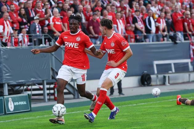 Dickson Abiama ( 18; Rot-Weiss Essen) treibt den Ball am Flügel voran, während Jaka Cuber Potocnik ( 9; Rot-Weiss Essen) neben ihm mitläuft. Im Hintergrund verfolgen zahlreiche Zuschauer in Rot-Weiß die Szene im Stadion an der Hafenstraße. Dickson Abiama ( 18; Rot-Weiss Essen) und Jaka Cuber Potocnik ( 9; Rot-Weiss Essen) im Spielzug *** Dickson Abiama, No. 18 for Rot Weiss Essen, drives the ball down the wing, while Jaka Cuber Potocnik, No. 9 for Rot-Weiss Essen, runs alongside him. In the background, numerous spectators dressed in red and white watch the action at the stadium on Hafenstraße as Dickson Abiama, No. 18 for Rot-Weiss Essen, and Jaka Cuber Potocnik, No. 9 for Rot-Weiss Essen, carry out the play. Copyright: xRuhr.Pottraitx