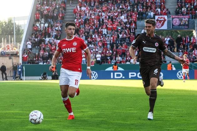 Semir Telalovi? von Rot-Weiss Essen treibt den Ball voran, während Marcus Mathisen vom FC St. Pauli dicht dahinter bleibt. Die Szene findet vor der vollbesetzten Heimkurve im Stadion an der Hafenstraße in Essen statt. Semir Telalovi? ( 17; Rot-Weiss Essen) und Marcus Mathisen ( 6; FC St. Pauli) im Zweikampf *** Semir Telalovi of Rot Weiss Essen drives the ball forward, while Marcus Mathisen of FC St. Pauli stays close behind. The scene takes place in front of the packed home stand at the Stadion an der Hafenstraße in Essen. Semir Telalovi (No. 17, Rot Weiss Essen) and Marcus Mathisen (No. 6, FC St. Pauli) go head-to-head. Copyright: xRuhr.Pottraitx