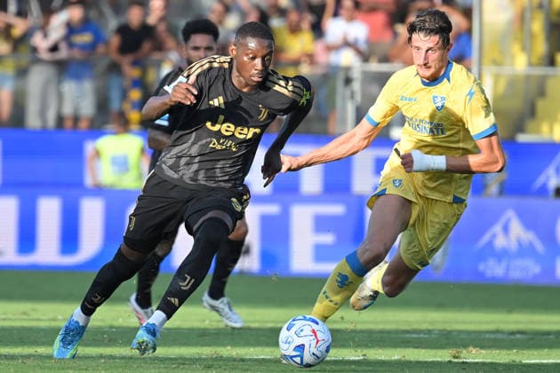 IPA87740316 - Randal Kolo Muani of Juventus and Giorgio Cittadini of Frosinone during the 2026–2027 Serie A match between Frosinone and Juventus at Benito Stirpe Stadium in Frosinone, Italy, on August 23, 2026. Mattia Vian  Copyright: xMattiaxVian IPAxSportx xx 87740316