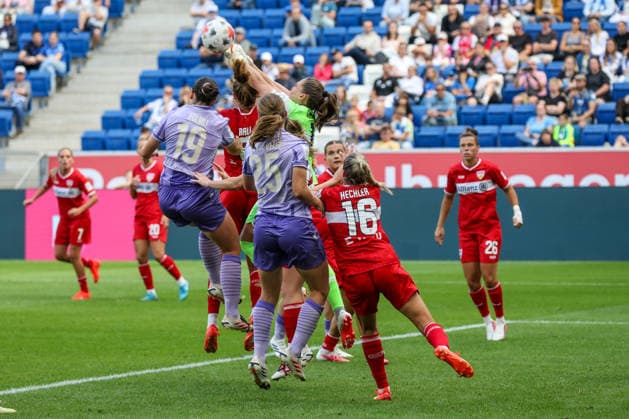 Strafraumszene, Laura Giuliani (VfB Stuttgart, 1) pariert den Ball Fussball: Google Pixel Frauen-Bundesliga, 1. Spieltag, TSG 1899 Hoffenheim vs. VfB Stuttgart am 23.08.2026 in Sinsheim (SNP Arena), Deutschland Sinsheim SNP Arena Deutschland *** Penalty area play, Laura Giuliani (VfB Stuttgart), 1 saves the ball; Soccer; Google Pixel; Women s Bundesliga, Matchday 1, TSG 1899 Hoffenheim vs. VfB Stuttgart on August 23, 2026, at Sinsheim SNP Arena, Germany; Sinsheim SNP Arena, Germany Copyright: xFranzxReindelx