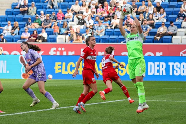 Strafraumszene, Laura Giuliani (VfB Stuttgart, 1) fängt den Ball Fussball: Google Pixel Frauen-Bundesliga, 1. Spieltag, TSG 1899 Hoffenheim vs. VfB Stuttgart am 23.08.2026 in Sinsheim (SNP Arena), Deutschland Sinsheim SNP Arena Deutschland *** Penalty area play: Laura Giuliani of VfB Stuttgart (No. 1) catches the ball. Soccer. Google Pixel. Women s Bundesliga. Matchday 1, TSG 1899 Hoffenheim vs. VfB Stuttgart on August 23, 2026, at Sinsheim SNP Arena, Germany Sinsheim SNP Arena, Germany Copyright: xFranzxReindelx
